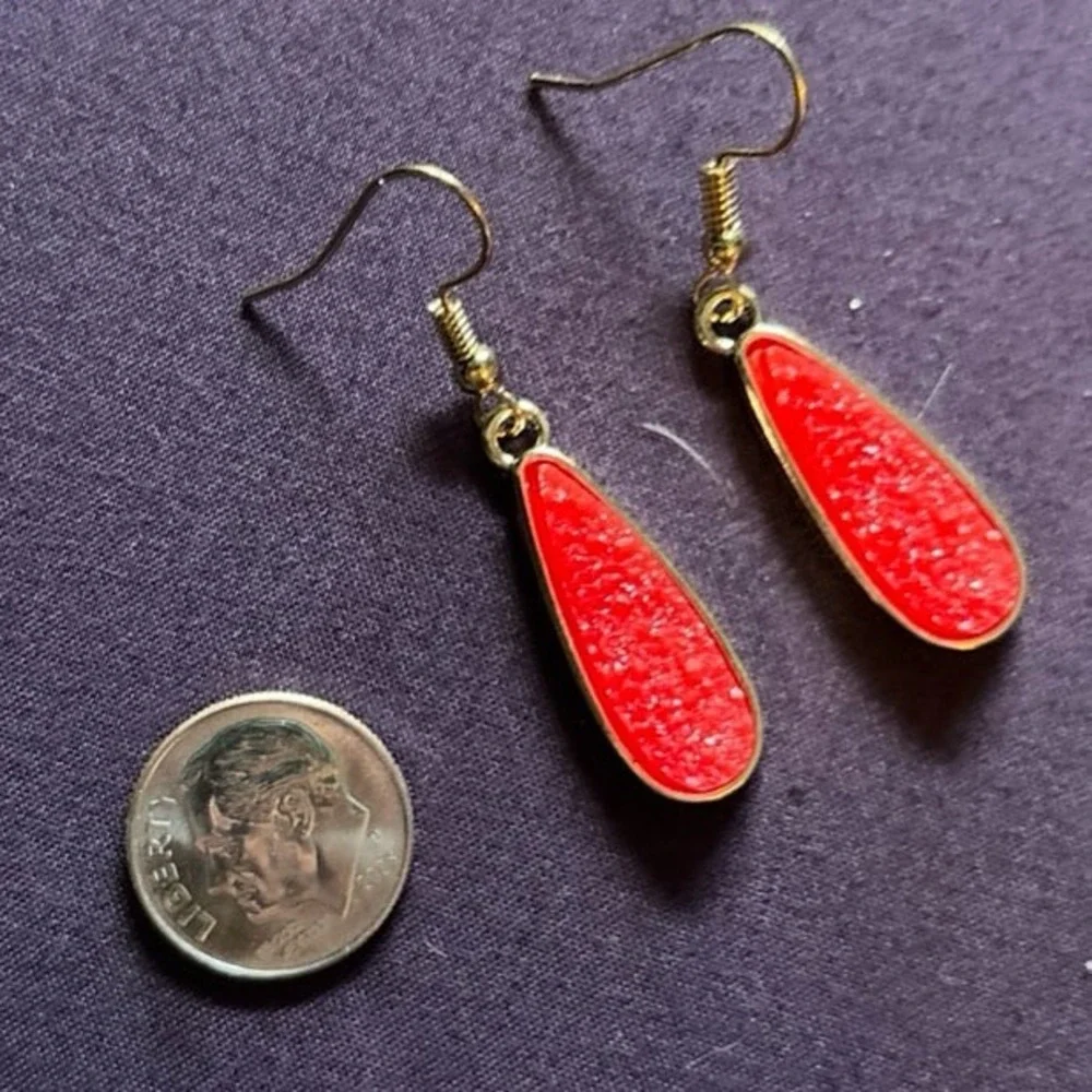 NEW Goldtone Red Druzy Stone Teardrop Dangle Earrings‎